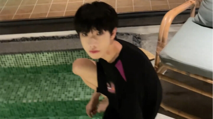 当泳池只剩下我和弟弟