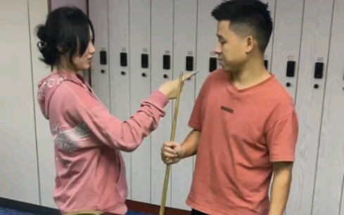 Suster asisten yang galak mengajariku bermain biliar