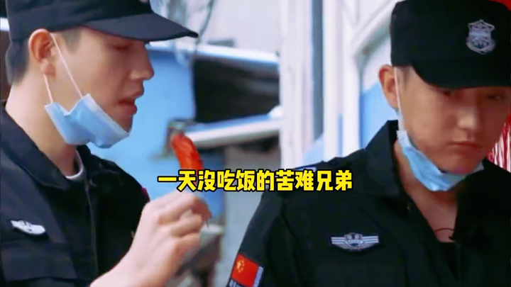 These three kids must be starving—they’re eating like crazy! Xiao Yueyue instantly joined the “so de