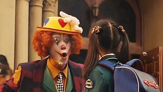 Orang itu tampak seperti badut, tetapi ternyata dia adalah agen top.
