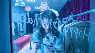 女人只是照下镜子，便发现玻璃是单面镜，从而确认有人偷拍