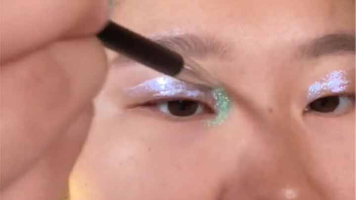พอได้ลองทาอายแชโดว์นี้บนตา ฉันถึงรู้ว่าดวงตาเราสามารถเปล่งประกายเป็นดวงดาวได้จริงๆ 🤩