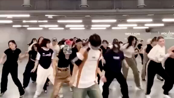 بعد رقصة الإيماءات، قامت استوديو الرقص 1 مليون بإعداد رقصة خاصة لـ B.O.M.B. وتُعتبر الأغنية الكاملة 