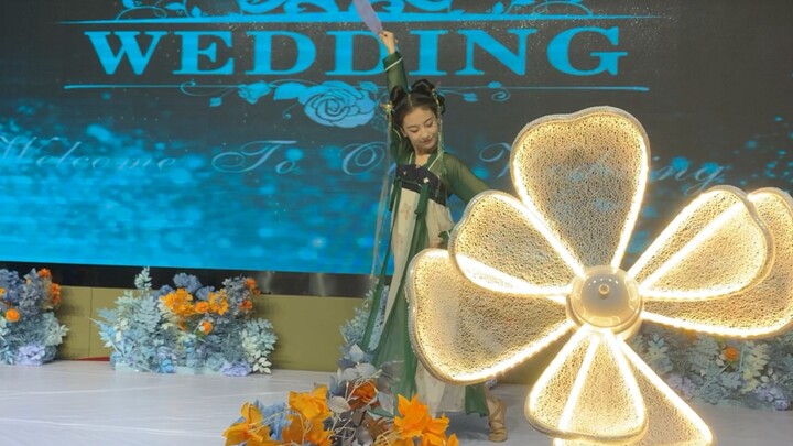Cảnh đám cưới của dì, phiên bản đầy đủ của quán rượu