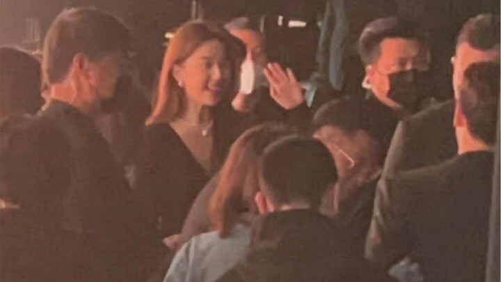 Cái khoảnh khắc ôm nhau này đã chờ suốt sáu năm rồi, ai hiểu được chứ!