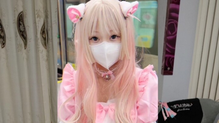 Caught a creep on the subway secretly filming a cosplay girl—time to step up and do the right thing!