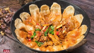 Daging ayam empuk hingga lepas dari tulang, roti yang lembut dan kenyal penuh dengan kuah, [Ayam Pot
