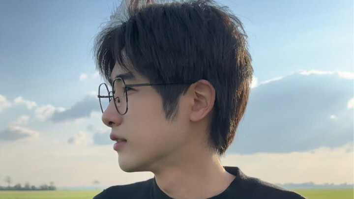 Biểu diễn một trò ảo thuật cho mọi người xem