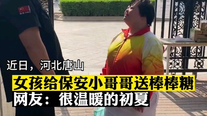 Cô gái tặng anh bảo vệ khu chung cư chiếc kẹo mút. Cư dân mạng: Một mùa hè thật ấm áp!