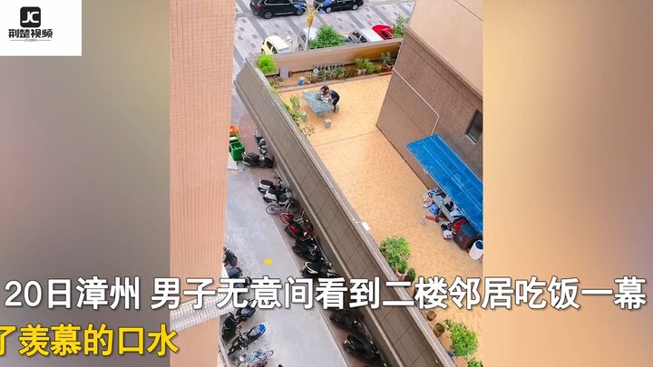 Một anh chàng vô tình nhìn thấy hàng xóm tầng 2 bên cạnh đang ăn cơm, lập tức chảy nước miếng vì ghe