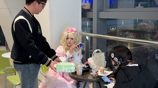 Gửi ngẫu nhiên những món quà bí ẩn cho người qua đường