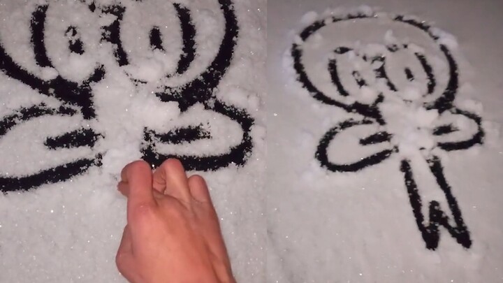 Seorang anak laki-laki dari Henan menggambar sketsa sederhana Brother Squidward di salju. Gaya lukis