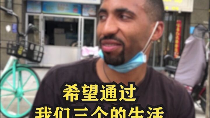 Người nước ngoài lần đầu tiên ăn mề vịt