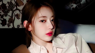Người phụ nữ xinh đẹp đứng ở vị trí trung tâm là điều quan trọng nhất đối với khán giả. Cô ấy trông 