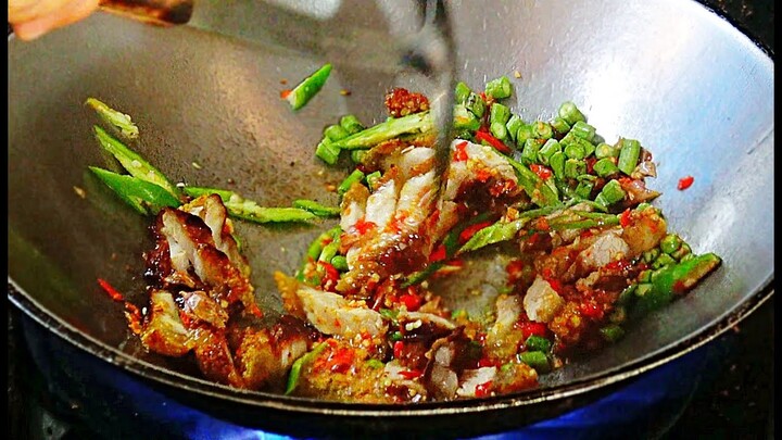 classic Thai dish rice topped with crispy pork and basil