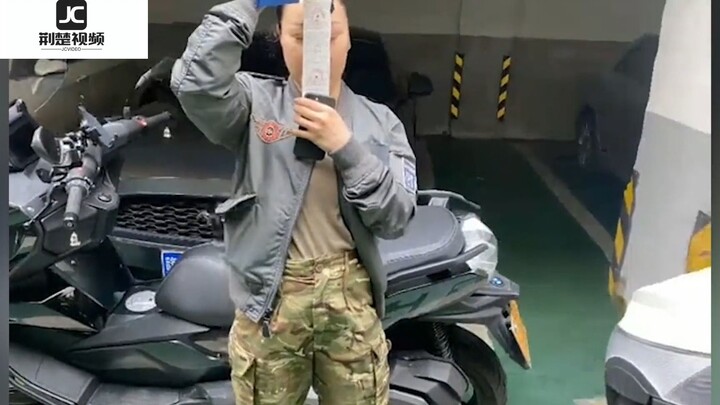 ชายคนหนึ่งกำลังขี่มอเตอร์ไซค์บนถนนอยู่ดีๆ ก็ถูกตำรวจเรียกให้หยุด แต่คำพูดของเขากลับทำเอาคุณตำรวจถึงก