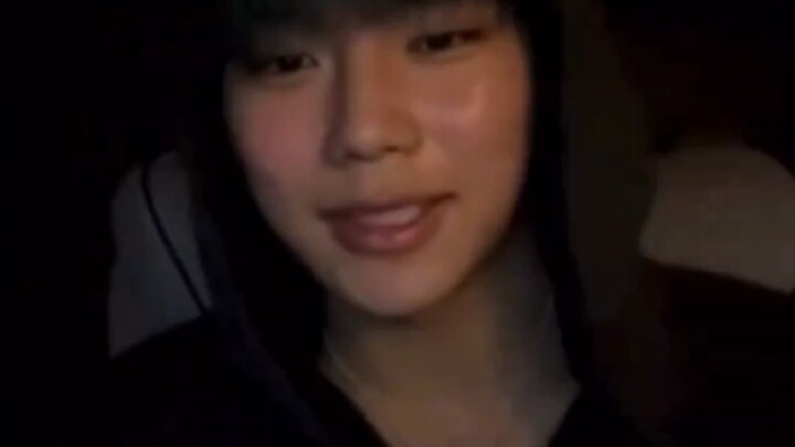 Park Gun-wook nói rằng ngoài bản thân mình ra, thành viên mà mẹ thích nhất chính là Zhang Hao, lý do