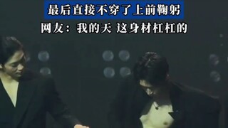舞者蒋汉明谢幕时另一只袖子穿不上，最后直接不穿了上前鞠躬