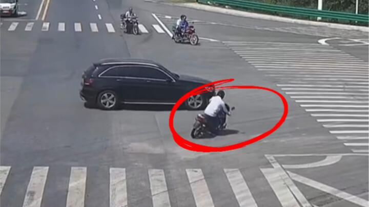 كيف نتعامل بشكل صحيح مع خدش وقع بين سيارة ودراجة كهربائية؟ #معلومات_عن_السيارات