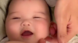 Dad gives baby massage, so cute