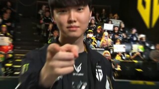 Saat kamu pertama kali bermain mid lane di LCK, mid laner lawan malah mulai menunjukmu dengan jariny