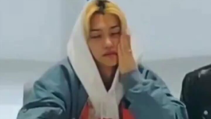 【Felix】Con mèo ngốc vừa vung tay vừa tự đập vào mình hai cái