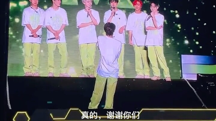 220908 Mộng Tú lên sân khấu, Mark gọi tên từng thành viên rồi nói lời cảm ơn, ôi ôi ôi… kèm theo một