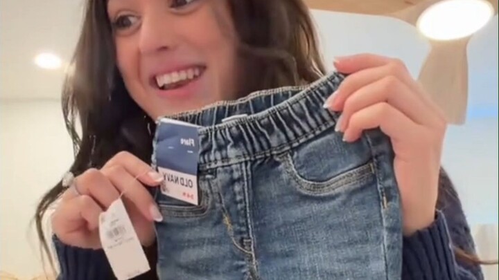 Lần đầu tiên bé thử quần jean, khiến ông bố phát ngất vì quá dễ thương: Con bé đang mặc đồ của người