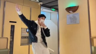 下班了被我们拉住来个科目三哈哈哈