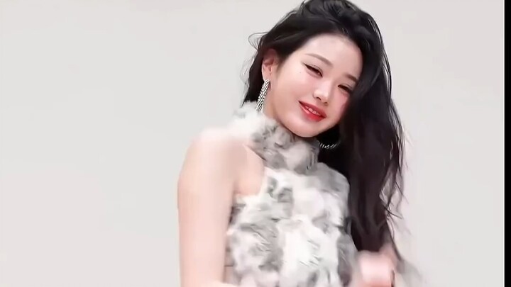 Bagaimana Starship berhasil meyakinkan Jang Won-young untuk menerima iklan ini? Entah kenapa jadi te