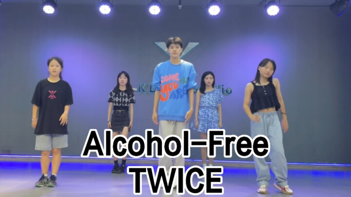 The more I listen to TWICE’s new song, the more obsessed I get^_^