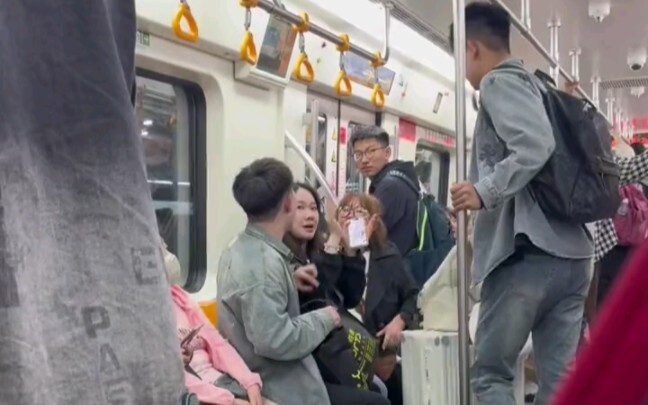 又一位地铁判官诞生，黑小伙好样的！