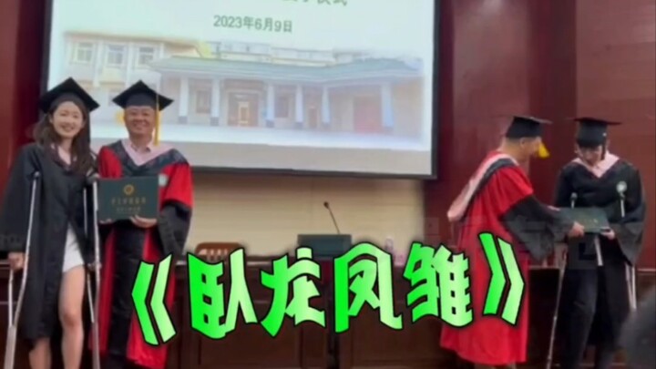 Orang biasa sih gue nggak bakal ketawa, kecuali pas Wolong sama Fengchu menerima ijazah kelulusan!