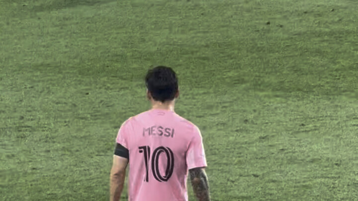 Can he really score like that? Witness the legendary “King of Football” Messi in action live!