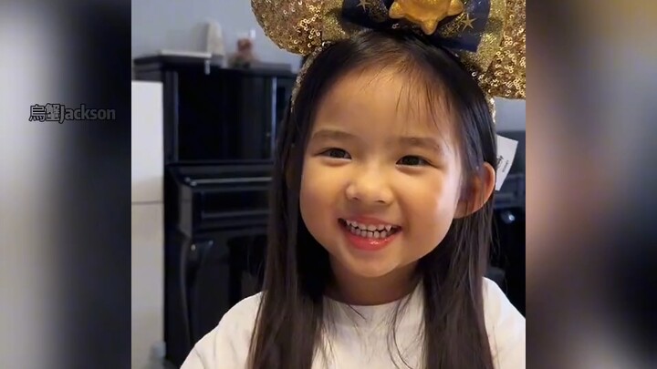 A young girl from Guangdong translates her fans’ Mandarin submissions into Cantonese and reads them 