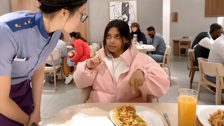 The server is so smart—she instantly gets what the non-Chinese speaker is trying to communicate with