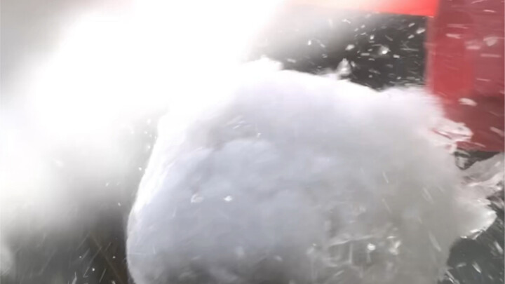 Ice cubes stuffed with cotton and a gigantic iron hammer ～ Do you think I’ll manage to smash the ice