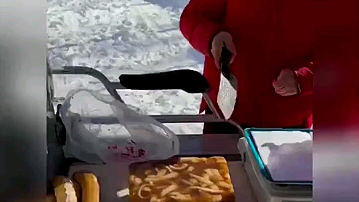 แม่เอ๋ย คุณป้าคนนี้อยากเลิกงานเร็วๆ หน่อยเลย