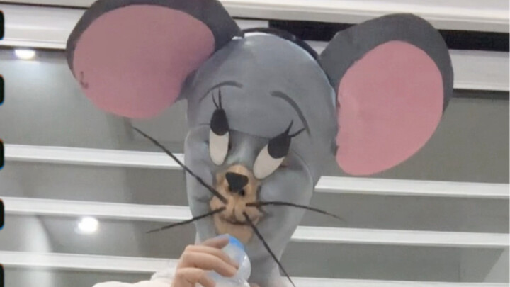 Vì mọi người muốn mình cosplay nó nên cứ làm theo ý mình đi hehehe