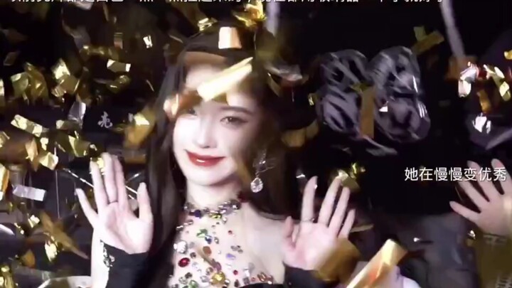 เมื่อก่อนต้องเก็บเลื่อมทีละชิ้นด้วยตัวเอง แต่เดี๋ยวนี้ใช้เครื่องจัดเก็บทีเดียวก็เรียบร้อยแล้ว เธอกำล