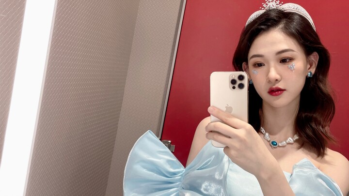 أبدي أناقتي قليلًا، وبما أن عيد ميلادي قريب، ذهبت لألتقط صورة!