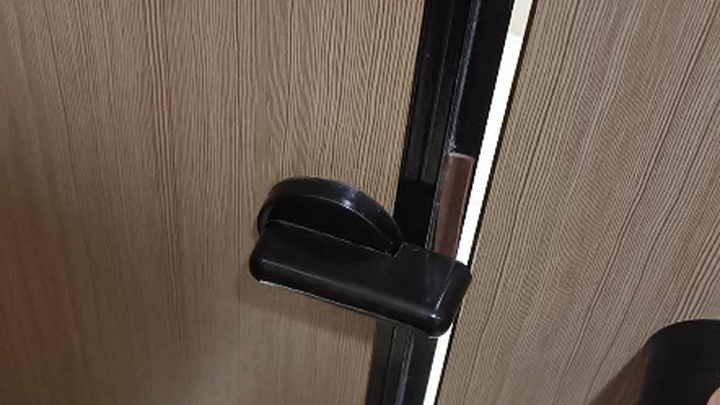 นี่คือประตูห้องน้ำอาคารจงซาน วิทยาเขตใต้ มหาวิทยาลัยจงต้า