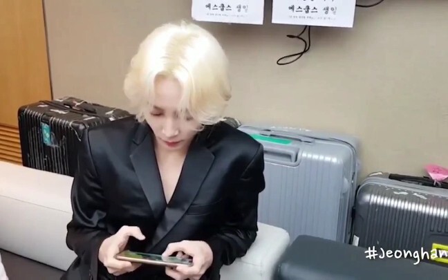 Welcome, Krays, to watch 13 uniform-clad guys chilling on the stairs and gaming!