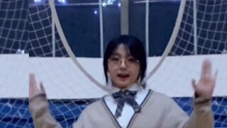 Pertunjukan bola basket di babak pertama yang tidak ada yang menontonnya