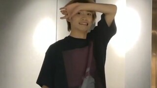 Tử Dư cover bài hát "Don't wanna cry" của Seventeen, phiên bản phòng tập