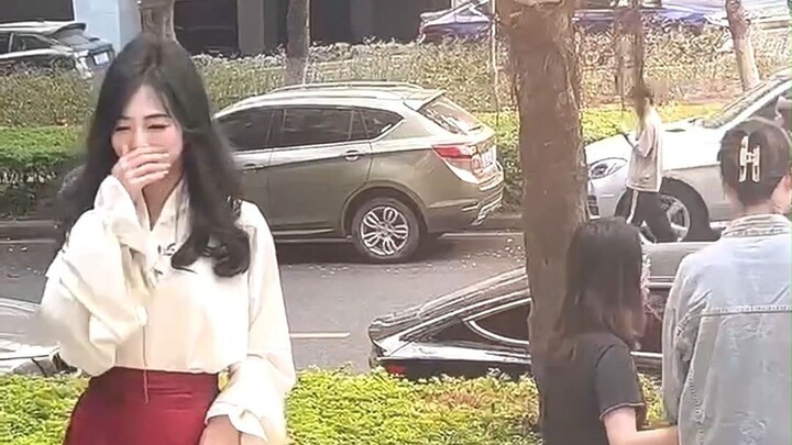 Tui cũng đâu muốn mặc váy mãn đâu, nhưng mà tụi nó bảo tui đẹp mà!