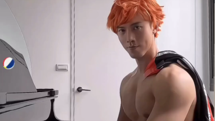 Bocah tampan berotot yang bermain piano - kali ini bercosplay "Bocah Bola Voli"