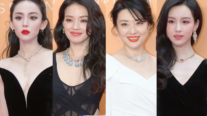 Mau bicara apa saja, perhiasan mewah memang paling cocok dipadukan dengan wanita yang anggun [Gala B