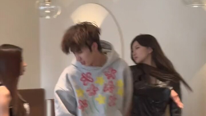 “Apakah pacaran harus dipublikasikan?”