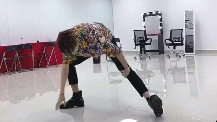 【R1SE赵让】两分钟的视频 他提了19次裤子！